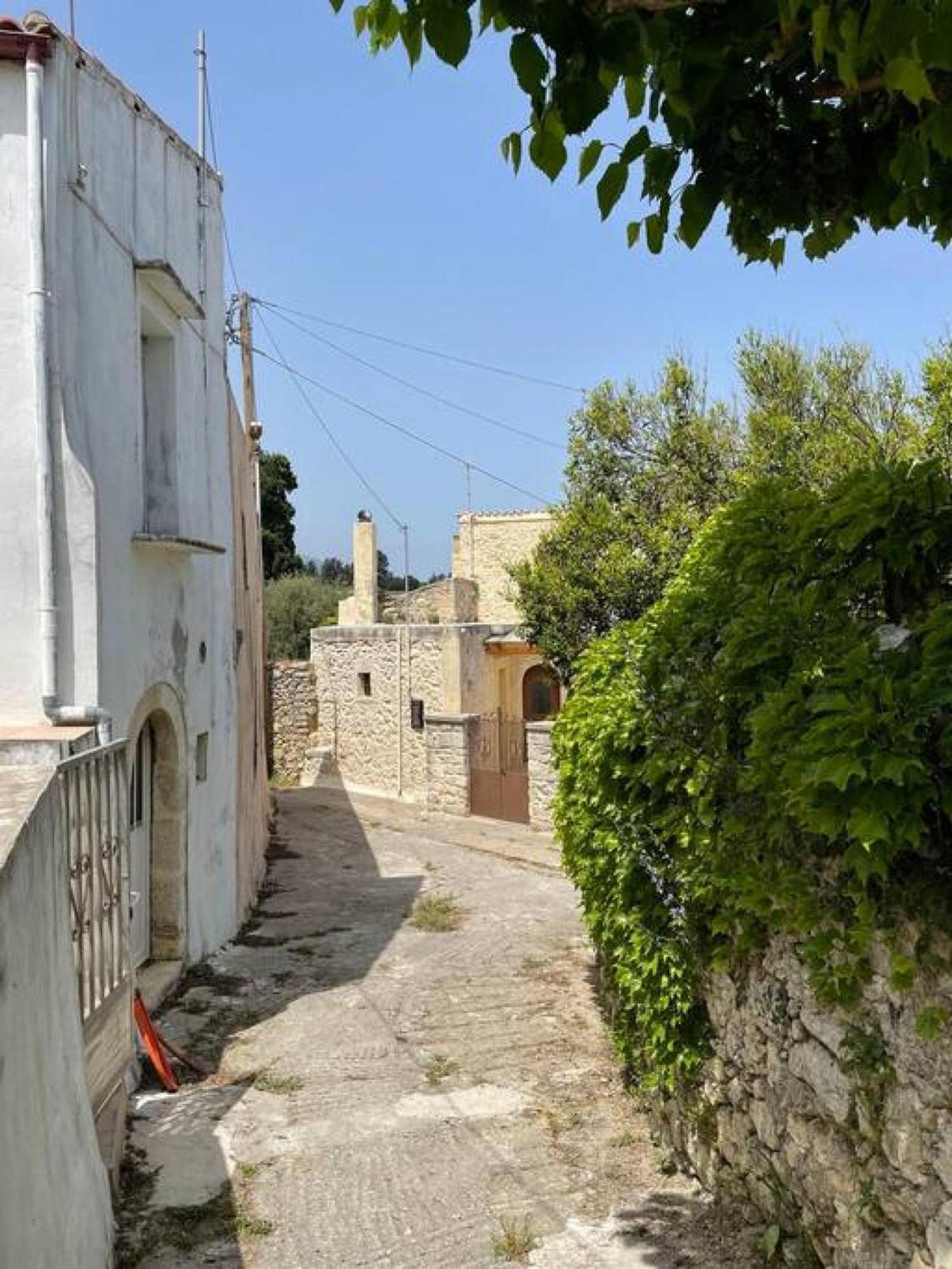 Village Little House At Roustika Luaran gambar